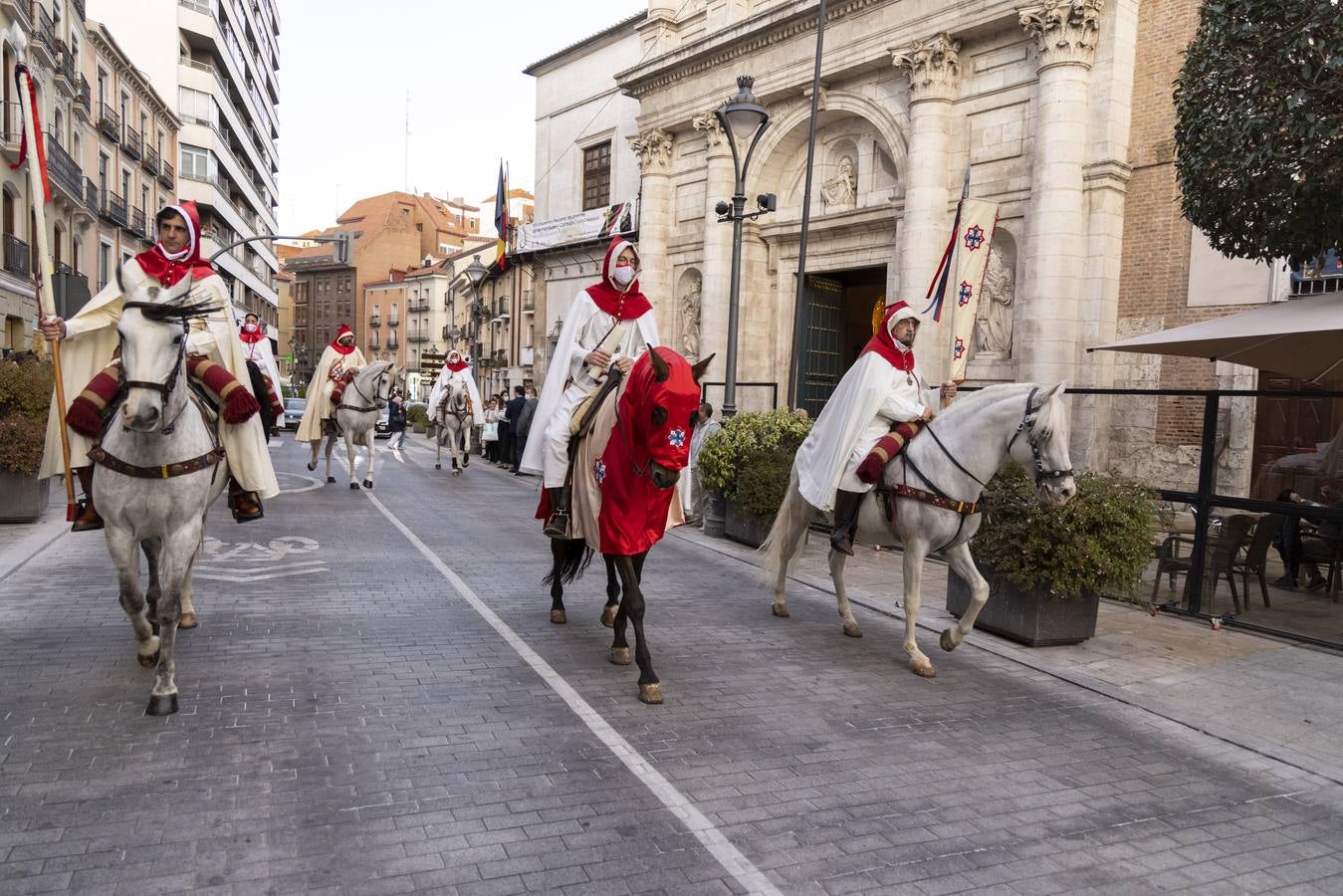 Fotos: Pregón a caballo de la Cofradía de las Siete Palabras por las calles de Valladolid