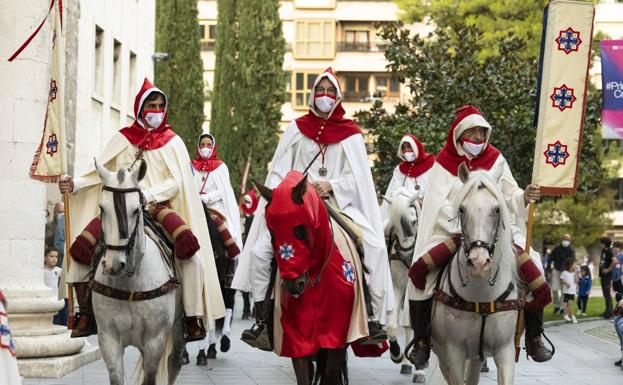 Galería. Pregón a caballo proclamado por la cofradía de las Siete Palabras.