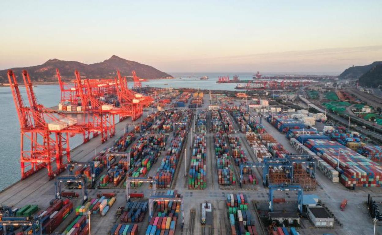 Contenedores esperando ser cargados en el puerto de Lianyungang, en China, el pasado día 11. 