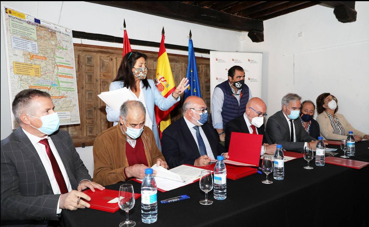 Firma de los convenios con los regantes palentinos.