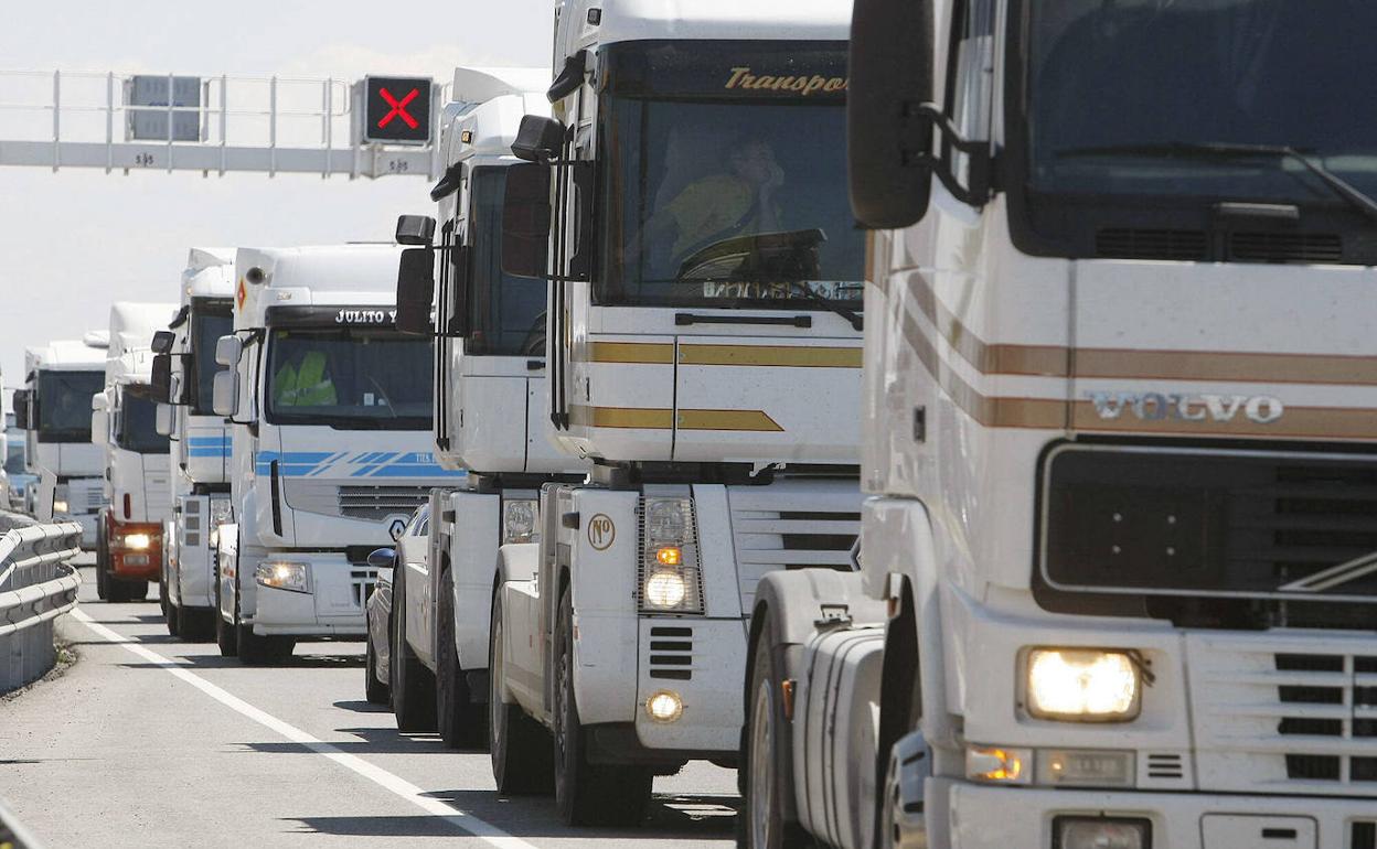 Camiones en una huelga de transporte, el sector menos optimista.