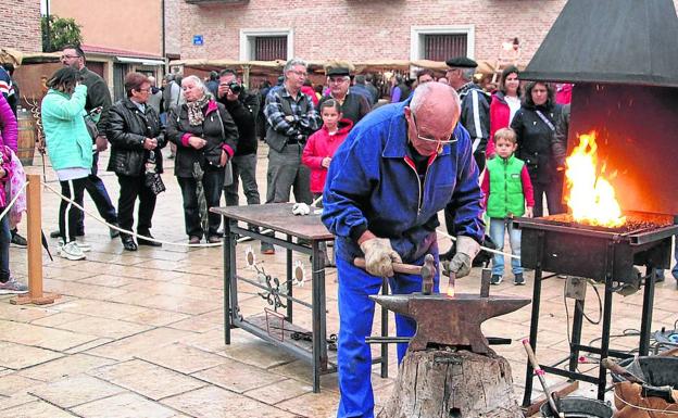 Un herrero enseña los trabajos de forja en la edición del año 2019 de la Feria de Oficios Aldeanueva.