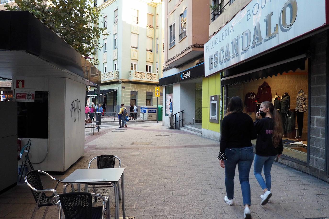 El 9 de enero de 1920 se la denominó plaza de Benito Pérez Galdós, pero los vecinos decidieron cambiarle el nombre debido a su forma cilíndrica