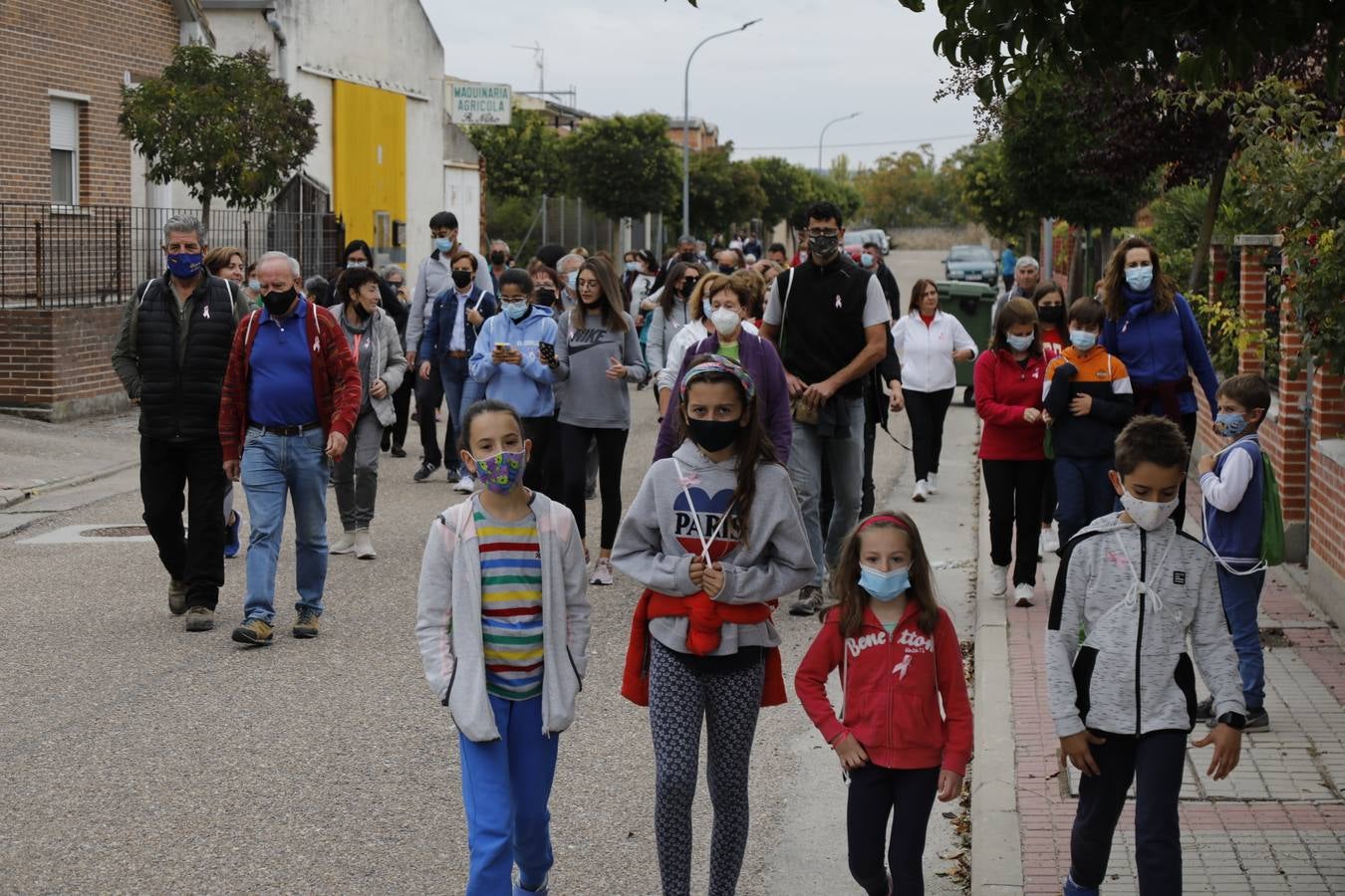 Fotos: Marcha solidaria contra el cáncer en Olivares de Duero