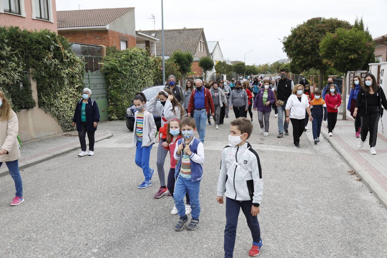 Fotos: Marcha solidaria contra el cáncer en Olivares de Duero