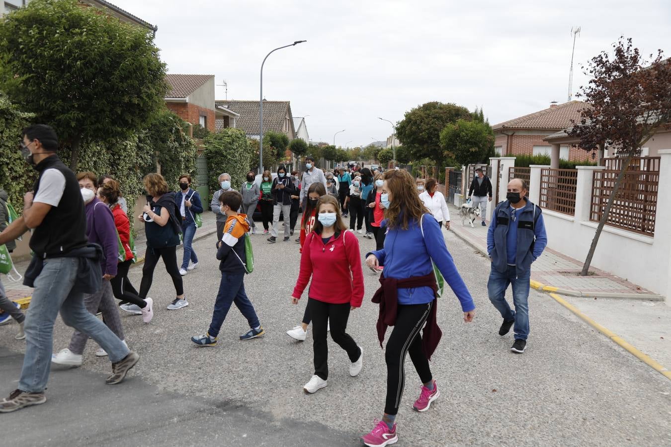 Fotos: Marcha solidaria contra el cáncer en Olivares de Duero