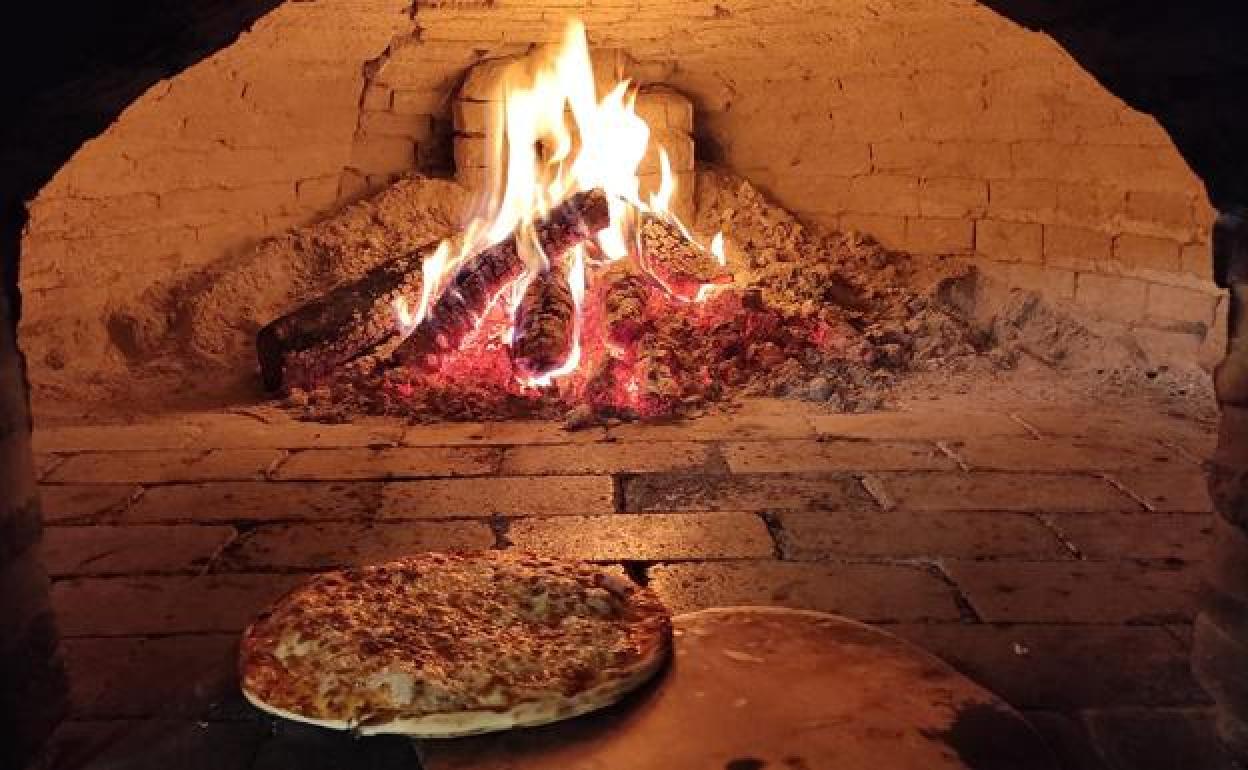 Platos cocinados al horno de leña. 