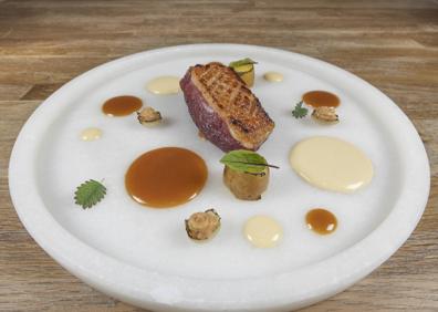 Imagen secundaria 1 - Brioche de pollo marinado, mahonesa picante y especiada y pepino, Pato Villamartín incluido en el menú degustación, Catering CHAS!, la marca personal de Alberto Soto.