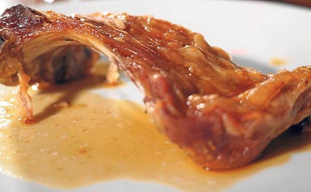 Lechazo asado, una de las especialidades del restaurante Arzuaga.