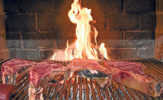 Imagen principal - Arriba, chuletón de carne roja a la brasa; debajo, a la izquierda, croquetas caseras con varios rellenos, y a la derecha, pata de pulpo a la brasa con patata y pimentón..