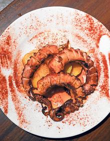 Imagen secundaria 2 - Arriba, chuletón de carne roja a la brasa; debajo, a la izquierda, croquetas caseras con varios rellenos, y a la derecha, pata de pulpo a la brasa con patata y pimentón..