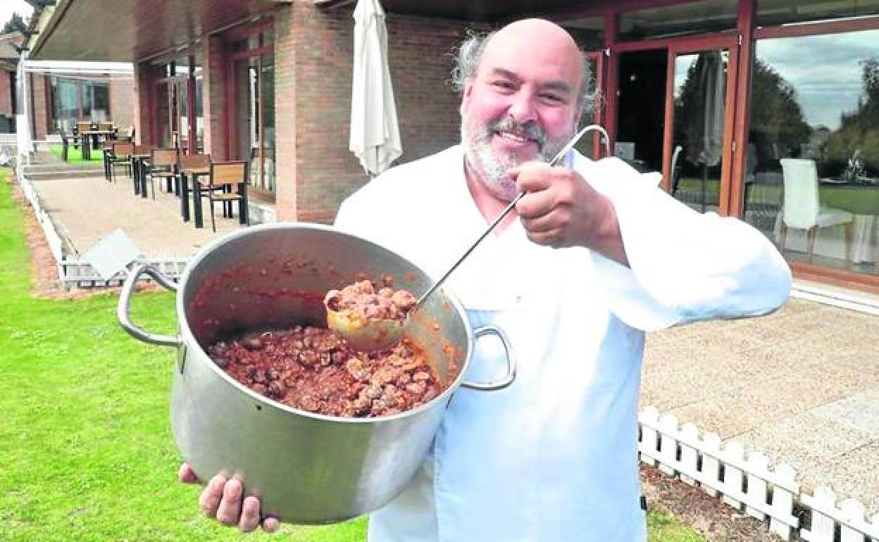 Dámaso Vergara posa con una gran cazuela de caracoles guisados en el jardín de La Galera (Valladolid). 