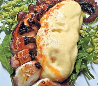 Imagen secundaria 1 - Arriba, bonito de temporada con tomate y caldo dashi; debajo, a la izquierda, pulpo con espuma de garbanzos, y a la derecha, preciosa preparación de vieiras gran sol al vermut.