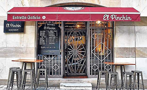 Imagen principal - Arriba, fachada de El Pinchín; debajo, a la izquierda, ensalada de verduritas y bonito, y a la derecha, bandeja de anchoas con pimientos.