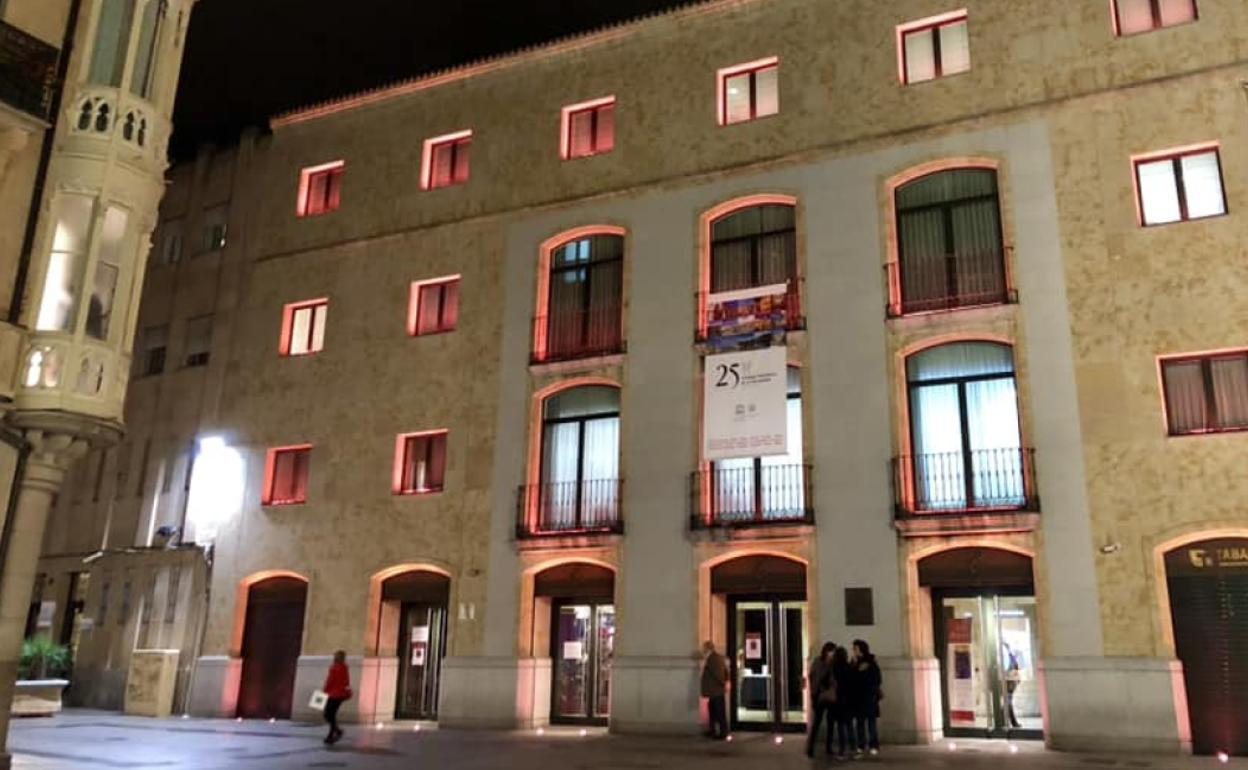 Fachada del Teatro Liceo iluminada de rosa en una ocasión anterior. 