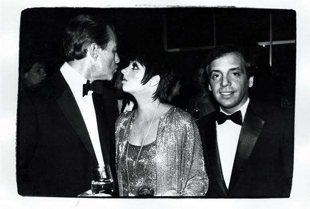 Liza Minnelli entre el diseñador Halston y Steve Rubell, dueño de la discoteca neoyorquina Studio 54.