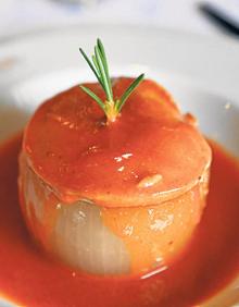 Imagen secundaria 2 - Arriba, el establecimiento cuenta con una amplia carta de cócteles y aperitivos; debajo, a la izquierda, arroz con bonito fresco del Cantábrico; a la derecha, matilda con cebolla rellena de manos de cerdo y mousse de foie.