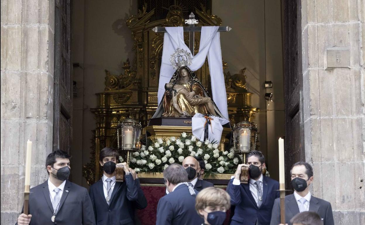 Imagen de una procesión en la plaza de la Trinidad hace dos semanas, la primera tras la pandemia.