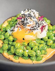 Imagen secundaria 2 - Arriba, sala principal del restaurante Trasto; debajo, a la izquierda, huevos fritos con carpacho de ventresca de atún y chips de ajo; a la derecha, guisantes de Navazo, crema de cebolla y tallarines de calamar.
