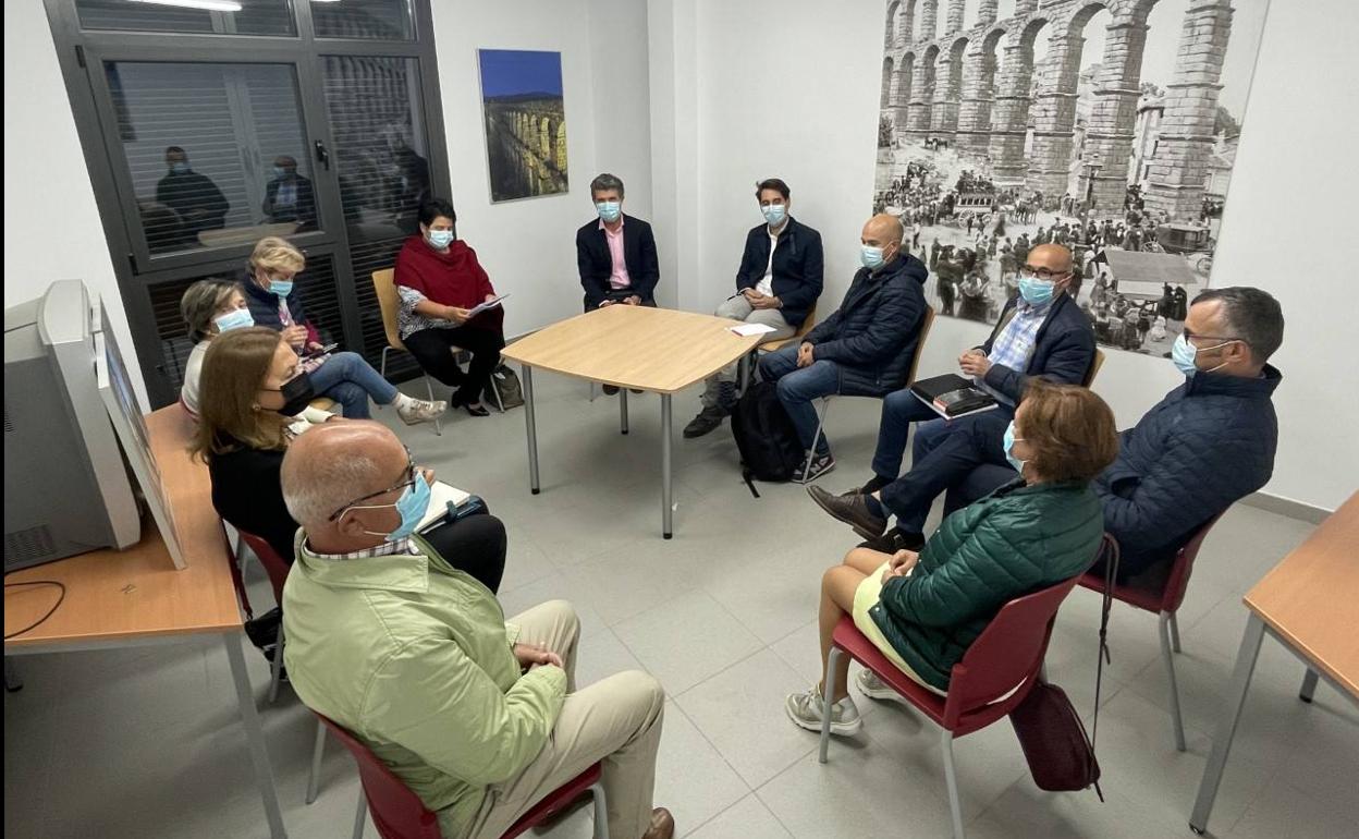 Reunión entre representantes municipales y la asociación vecinal de Zamarramala. 