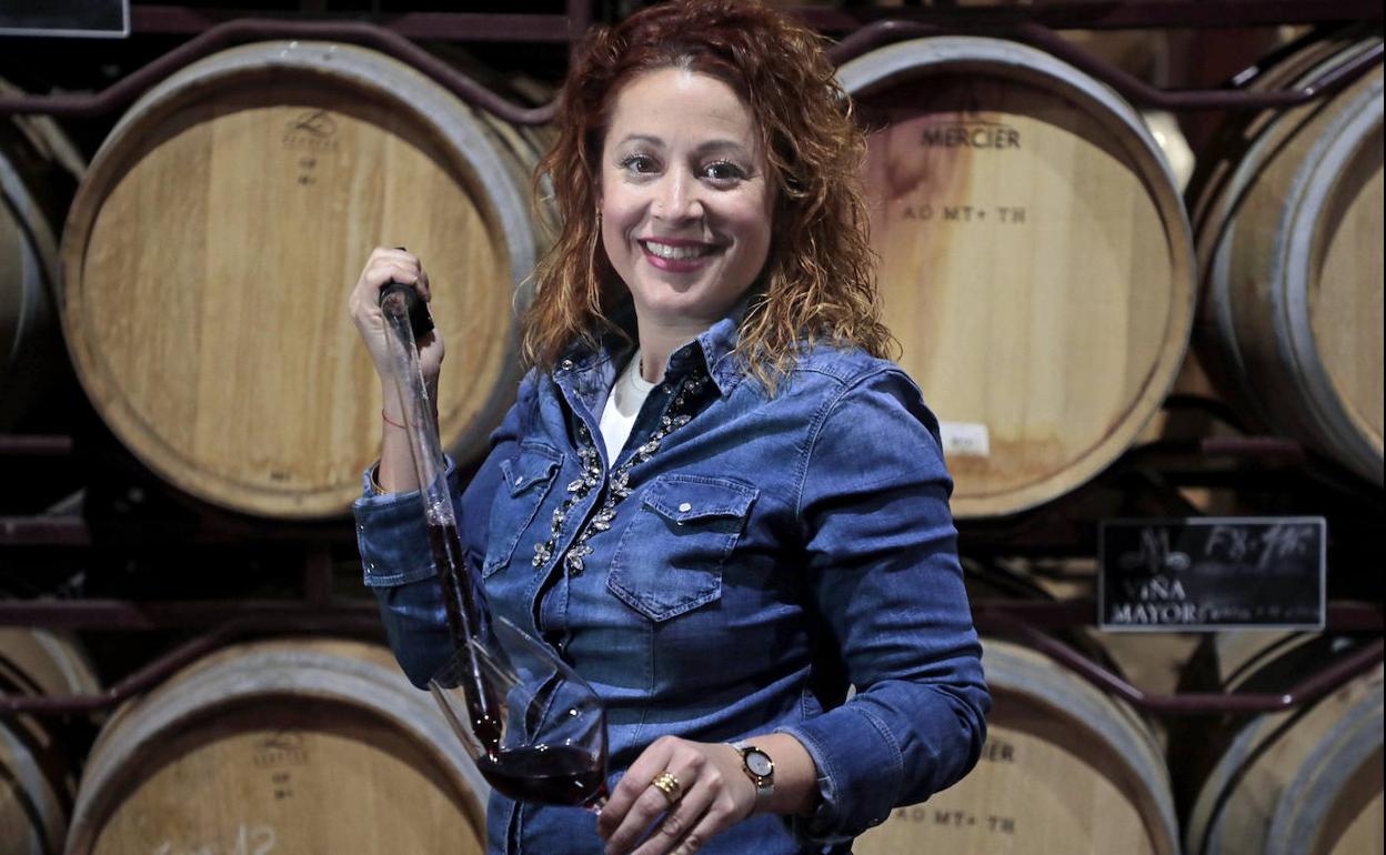 La enóloga y Master of Wine Almudena Alberca en la sala de barricas de Viña Mayor, en la Ribera del Duero. 