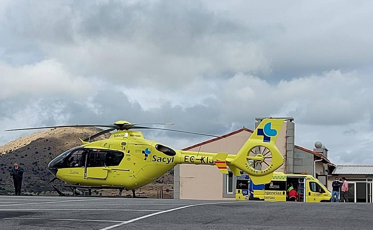 Helicóptero de ermergencias de Sacyl en el que h sido evacuado el vecino de El Espinar accidentado este domingo. 