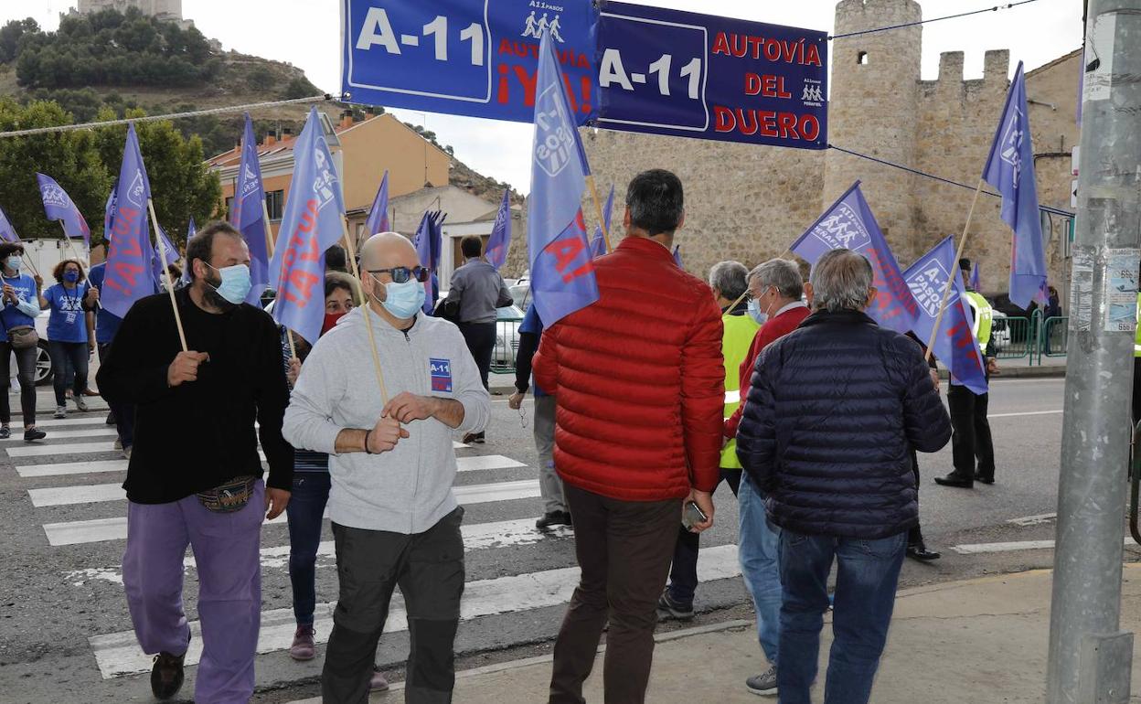 De nuevo a pie de calle reivindicando la construcción de la Autovía del Duero