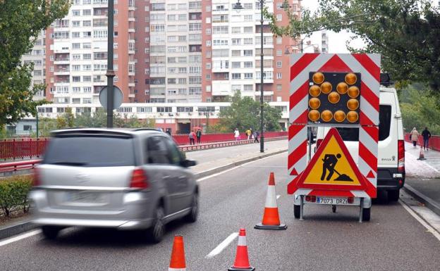 Imagen principal - Trabajos en el puente Adolfo Suárez este lunes por la mañana. 