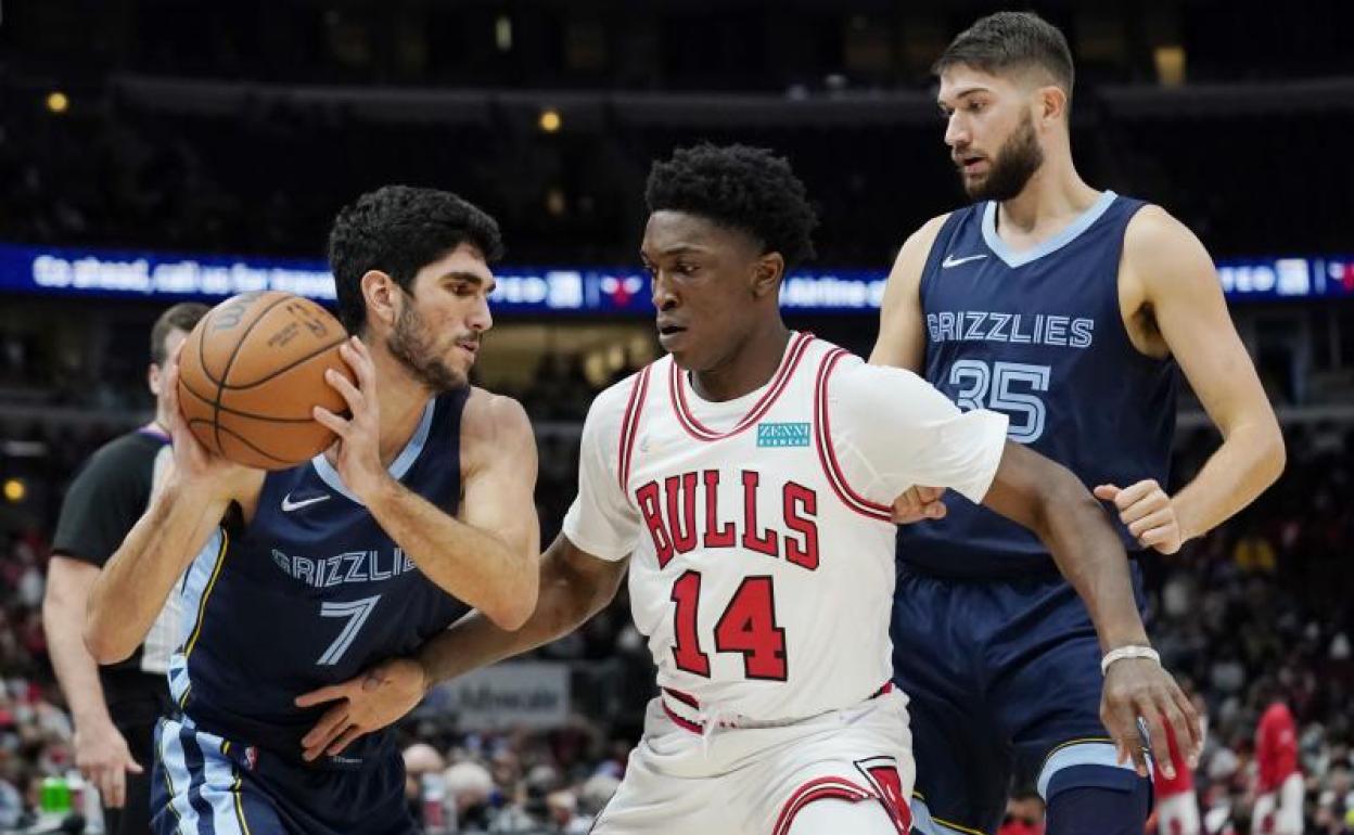 Aldama, con el 7, en un partido ante los Bulls 