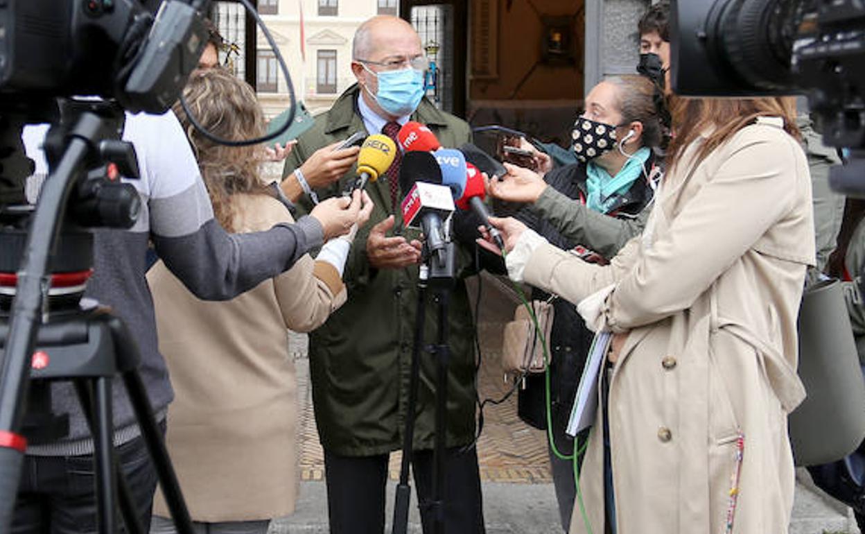 Igea atiende a los medios. 