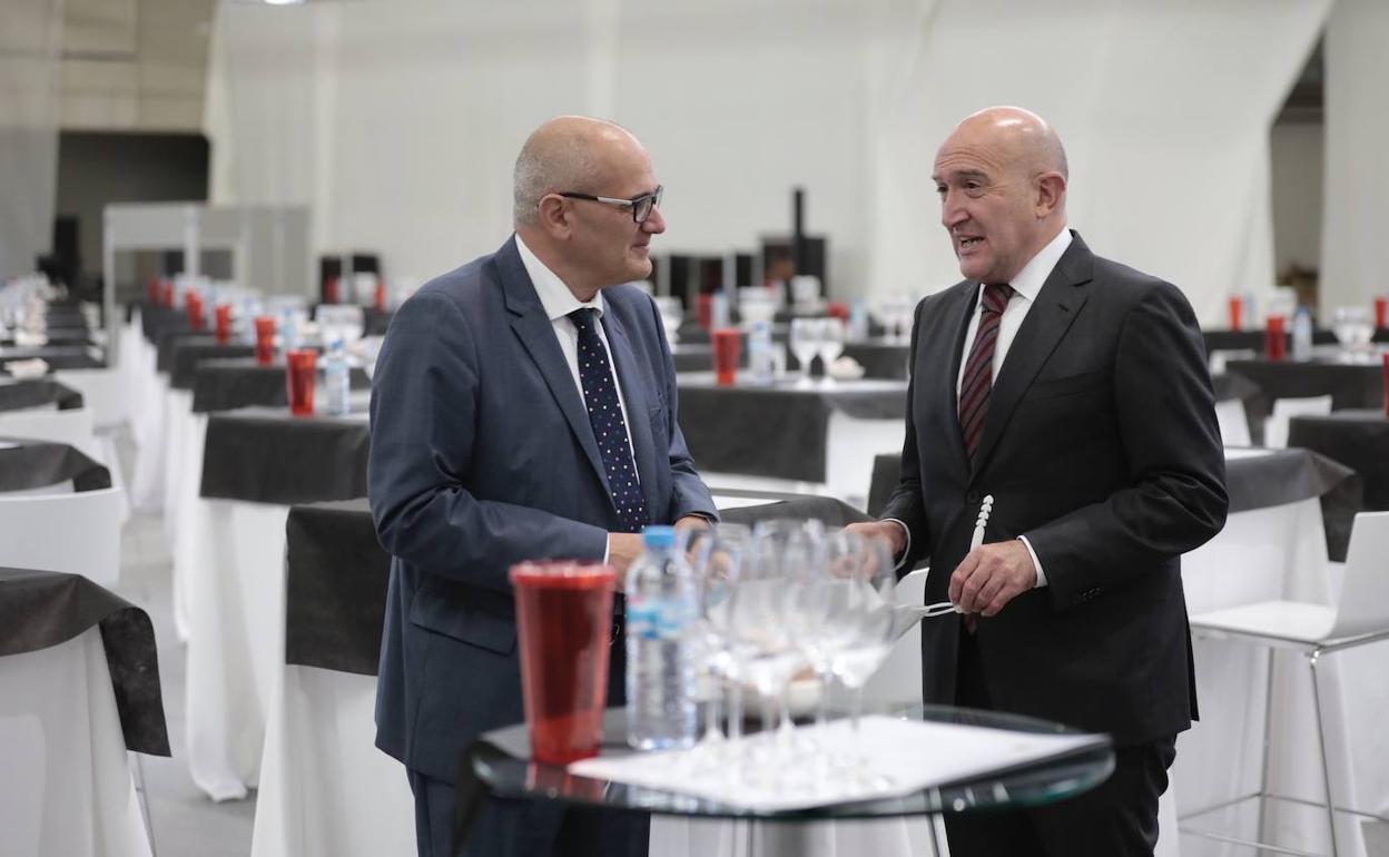 Pedro Ballesteros con el consejero Jesús Julio Carnero en la sala de catas de Duero Wine. 