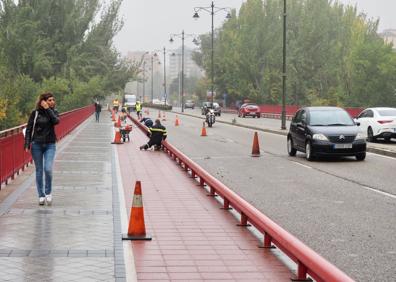 Imagen secundaria 1 - Trabajos en el puente Adolfo Suárez este lunes por la mañana.