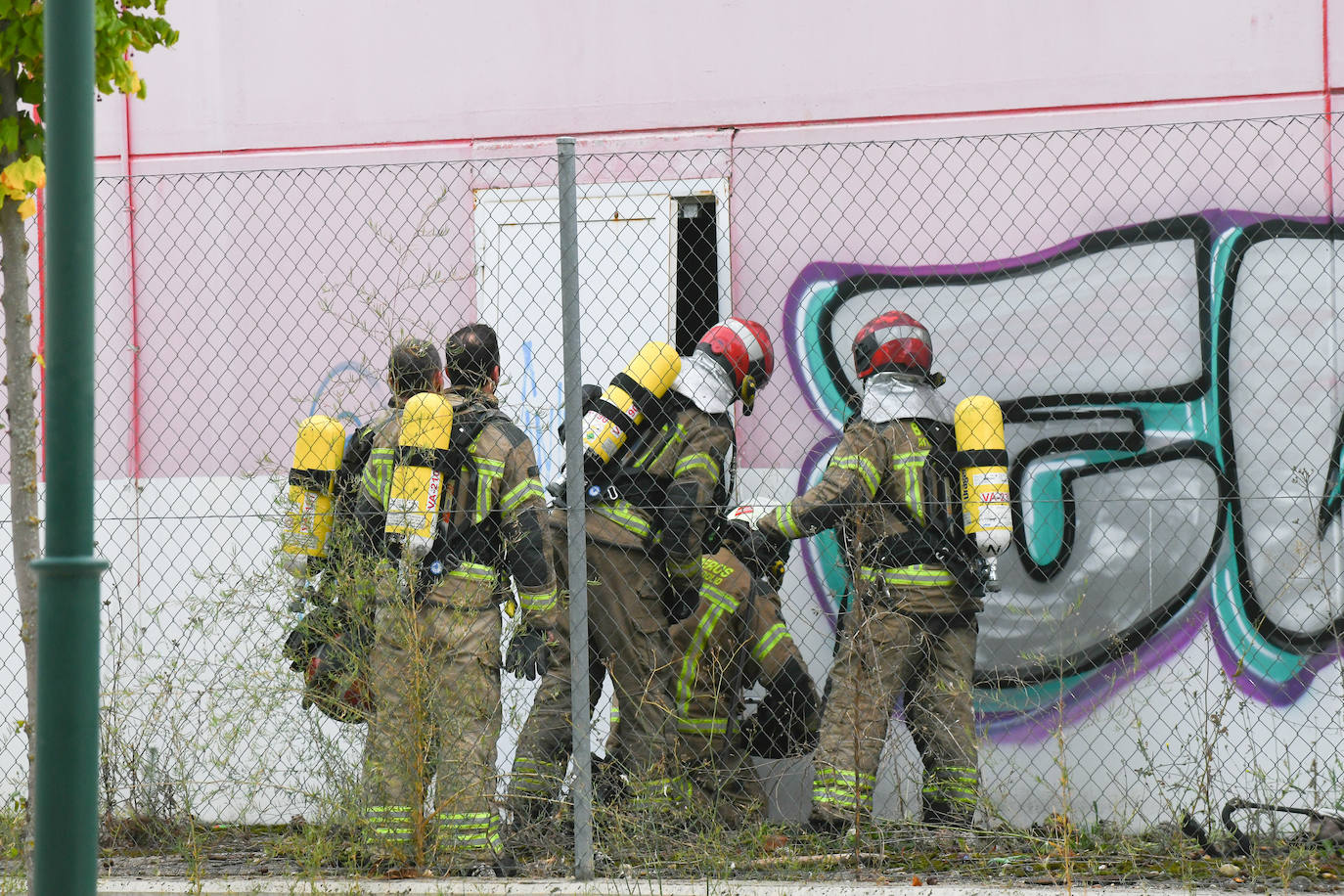 Fotos: Seis dotaciones de bomberos intervienen para sofocar un incendio en Valladolid