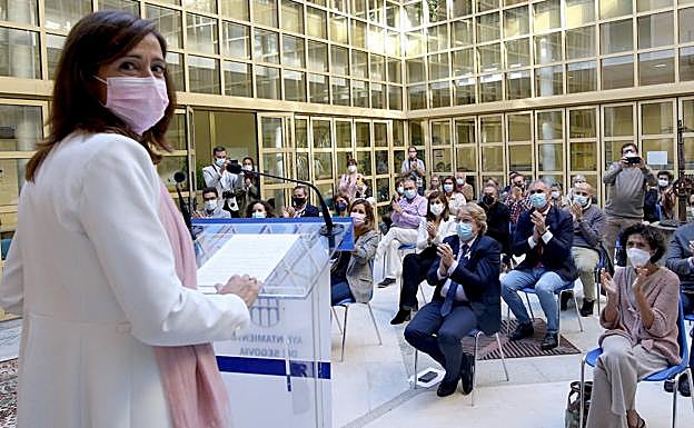 Mónica Martín, que ha superado un cáncer de mama, en el atril del acto por el día mundial de la enfermedad celebrado este martes en Segovia. 