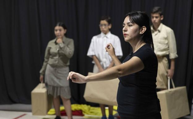 Imagen principal - Los actores, durante uno de los ensayos. 