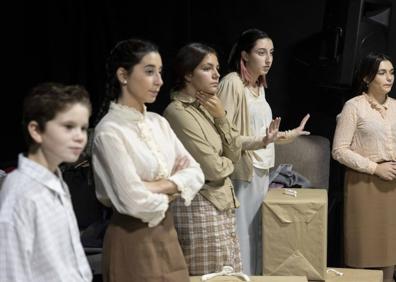 Imagen secundaria 1 - Los actores, durante uno de los ensayos. 