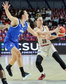 Imagen secundaria 2 - Katie Lou Samuelson ya comanda a un gran Avenida en Italia (56-71)