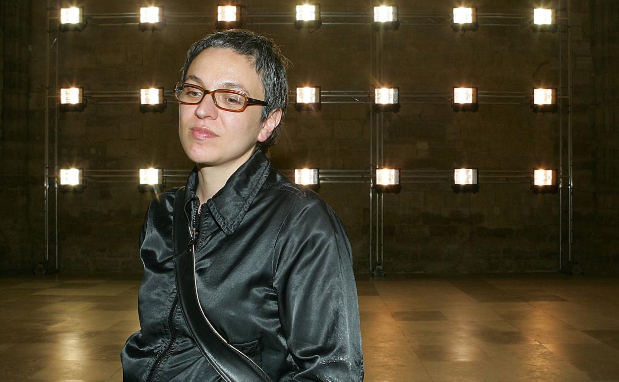 Dora García, en la Capilla de los condes de Fuensaldaña del Museo Patio Herreriano de Valladolid, delante de su 'Luz intolerable', en 2004.