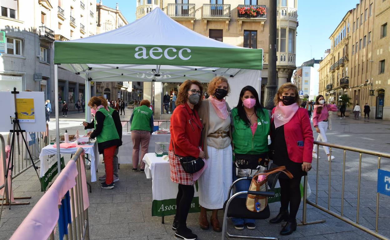 Varias voluntarias de la AECC en Salamanca ayer en la carpa instalada en la plaza del Liceo. 