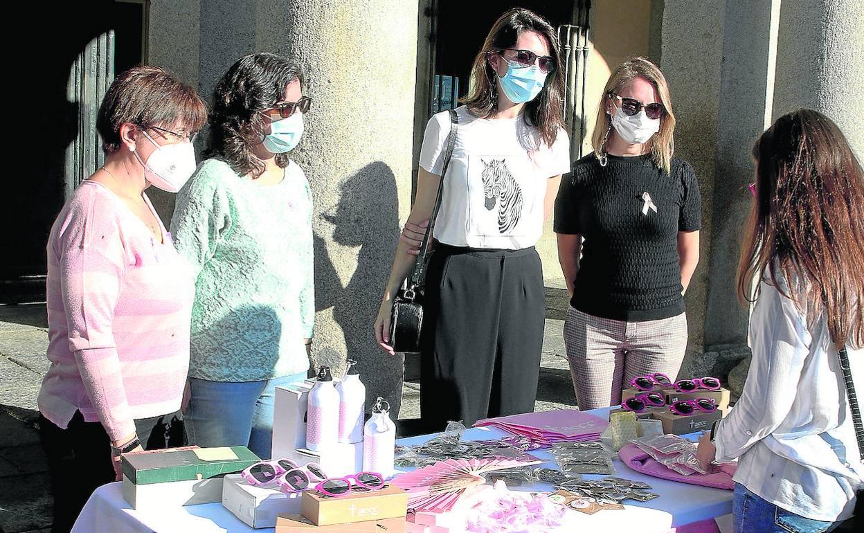 Mesa instalada ayer en la puerta del Ayuntamiento por la Asociación Española contra el Cáncer en Segovia para recaudar fondos. 