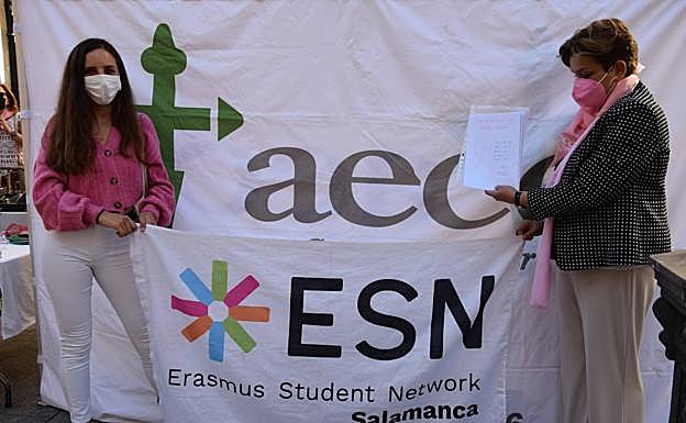 Marina, de ESN junto a Pilar, una de las psicólogas de AECC en Salamanca.