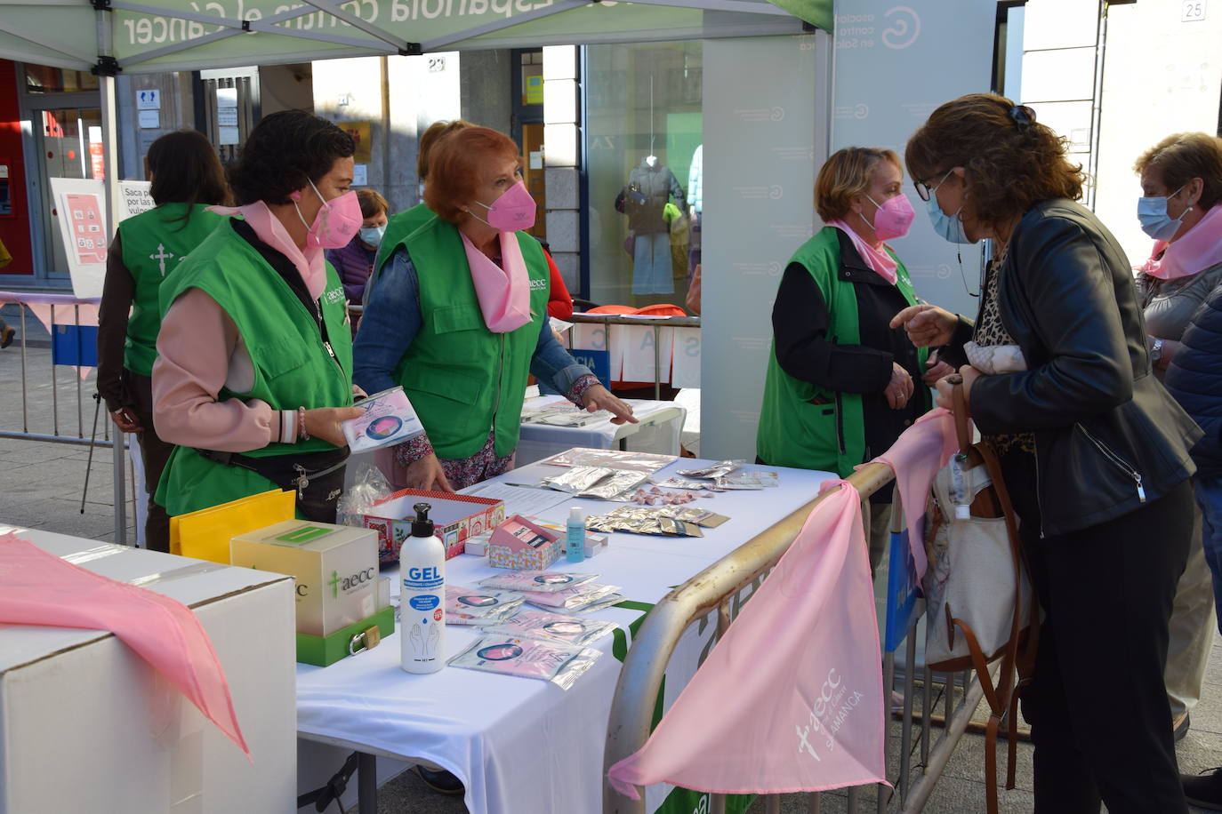 Durante el acto se ofrecieron, entre otras cosas, mascarillas y pañuelos para colaborar con la investigación. 