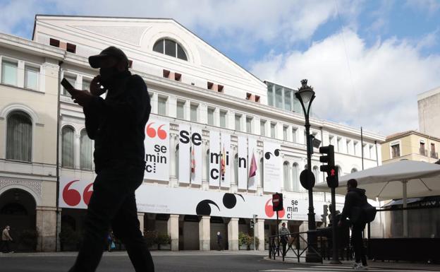 El Teatro Calderón, engalanado para albergar la nueva edición de la Seminci. 