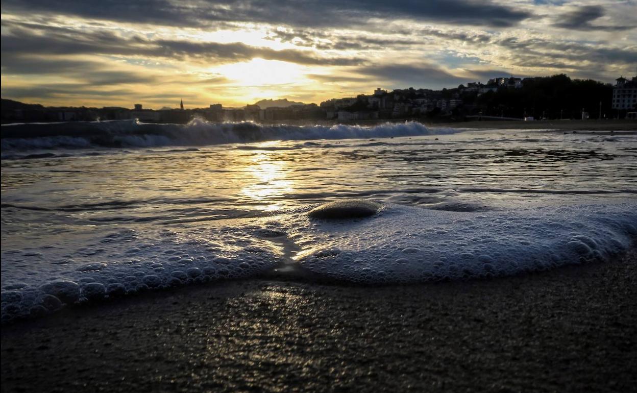 Vista del amanecer en la playa de Ondarreta de San Sebastián, el pasado 1 de octubre.