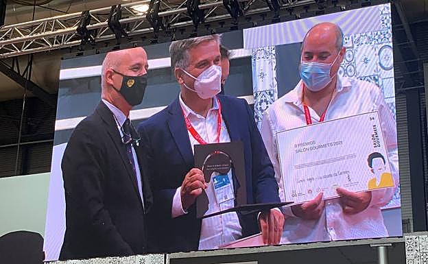 Imagen principal - Arriba, Jorge Llorente y Alfonso Jiménez de Cascajares. Abajo el pisto ecológico y los chips de cecina de Cecinas Pablo premiados. 