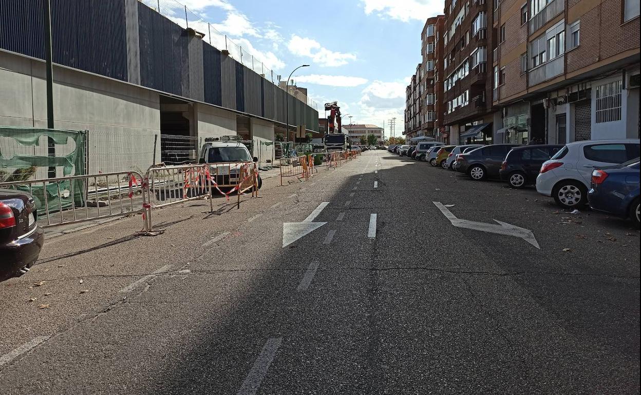 Obras en en el polideportivo del Allúe Morer que mantiene un carril obstaculizado.