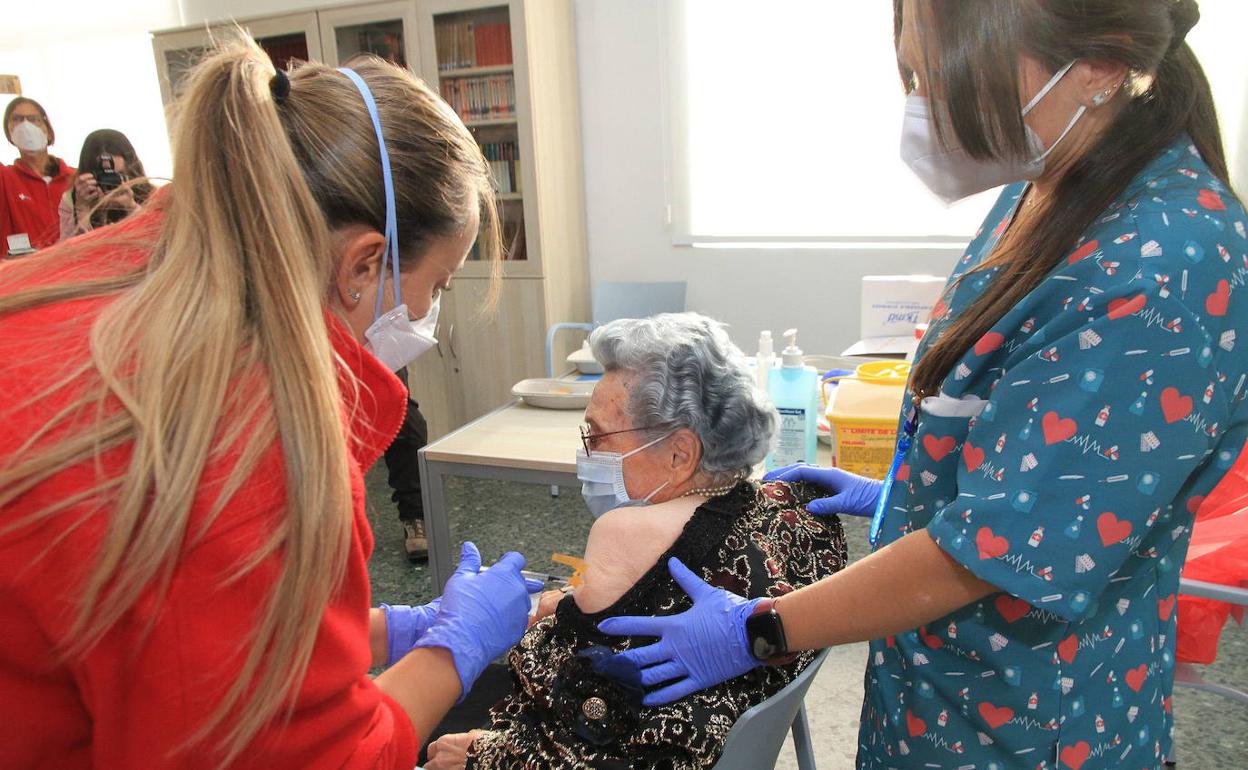 Administración de la tercera dosis de la vacuna contra el coronavirus en una residencia en Segovia.