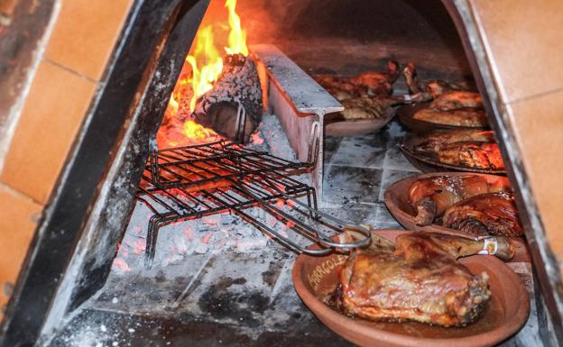 Imagen principal - El lechazo asado y la olla podrida son dos ejemplos de la gastronomía de la Ruta del Vino Cigales que se armonizan a la perfección con los vinos de la DO. 