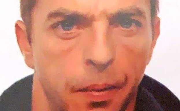 Imagen principal - Arriba, el vecino de Santovenia. José Miguel Rodríguez Duque. Debajo, a la izquierda, la menor desaparecida en Nava del Rey, Simona Camelia Melu. A la derecha, la joven medinense María Dolores Sánchez Moya. 