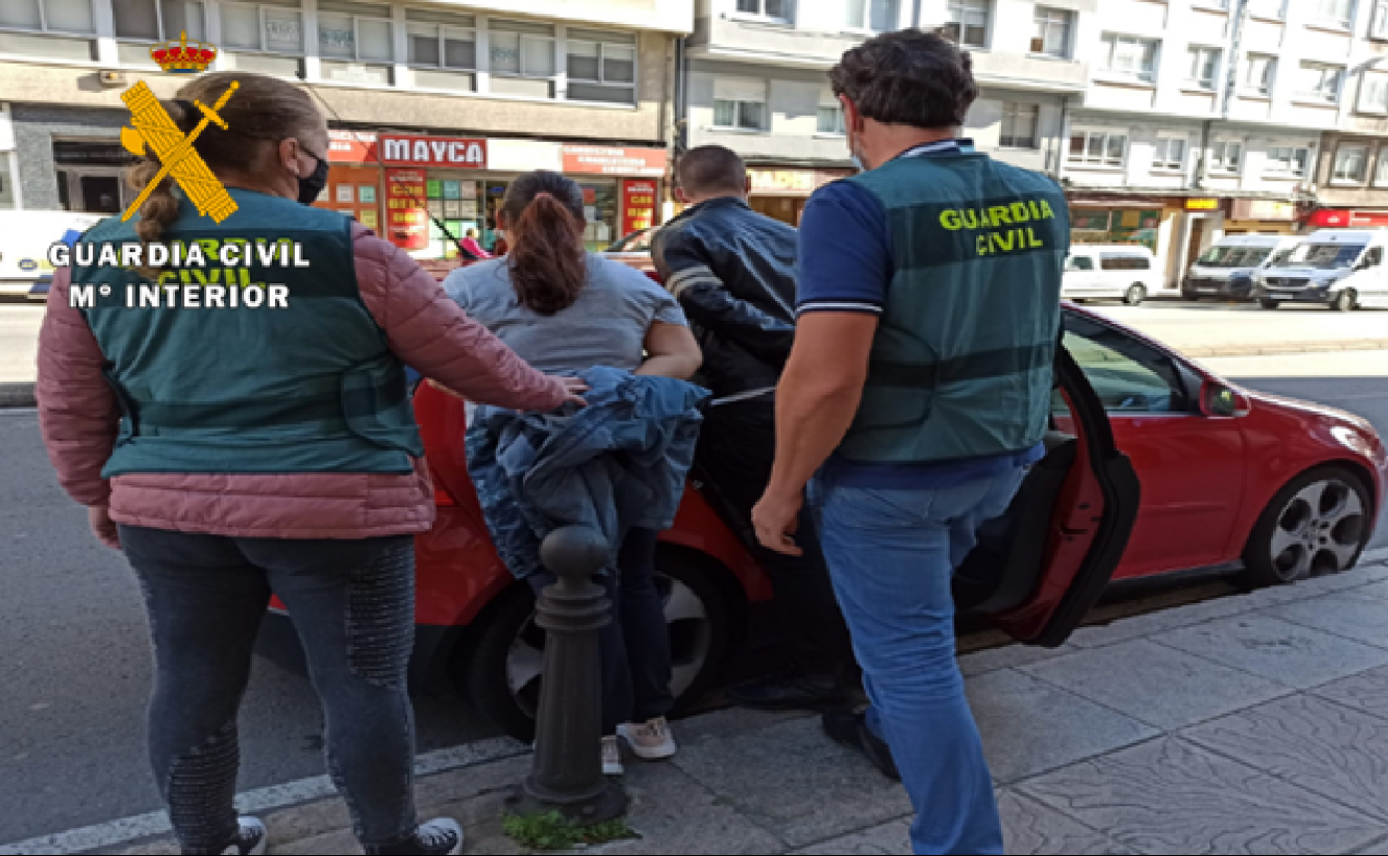 Momento de la detención de dos investigados en A Coruña. 